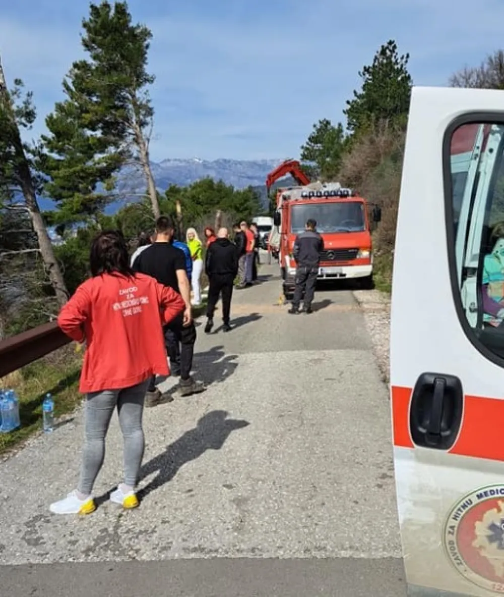(FOTO) Vozilo sletjelo u provaliju: Kotorski vatrogasci spasili dvije osobe