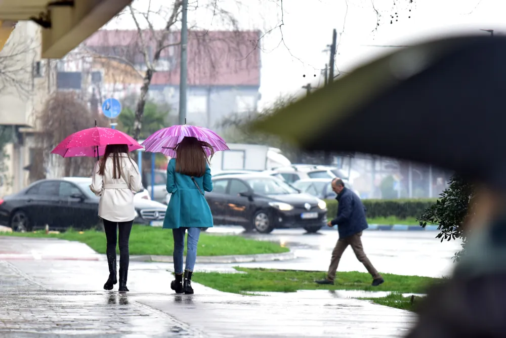 Kisa, vrijeme, nevrijeme, padavine, vremenska prognoza, ulica, grad, ljudi, meteorologioja, meteo, kisobran, kisobrani, zima, jesen