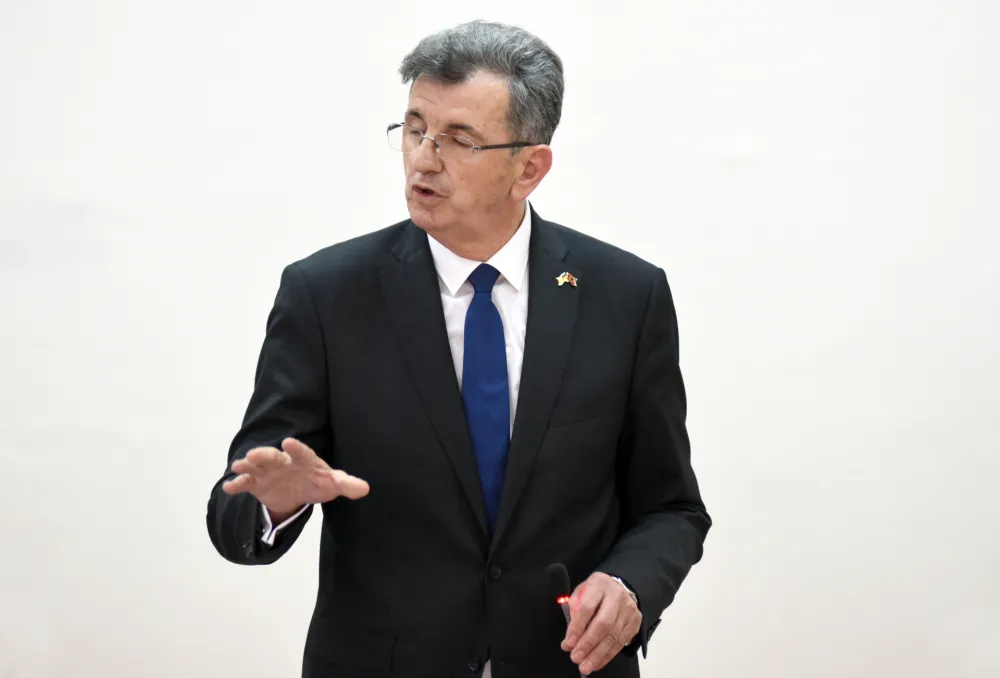 Camaј čeka da Nimanbegu podnese ostavku