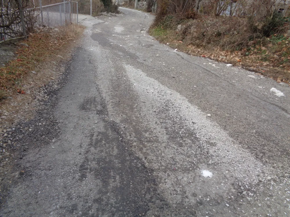 Oprez zbog mokrih puteva i poledice