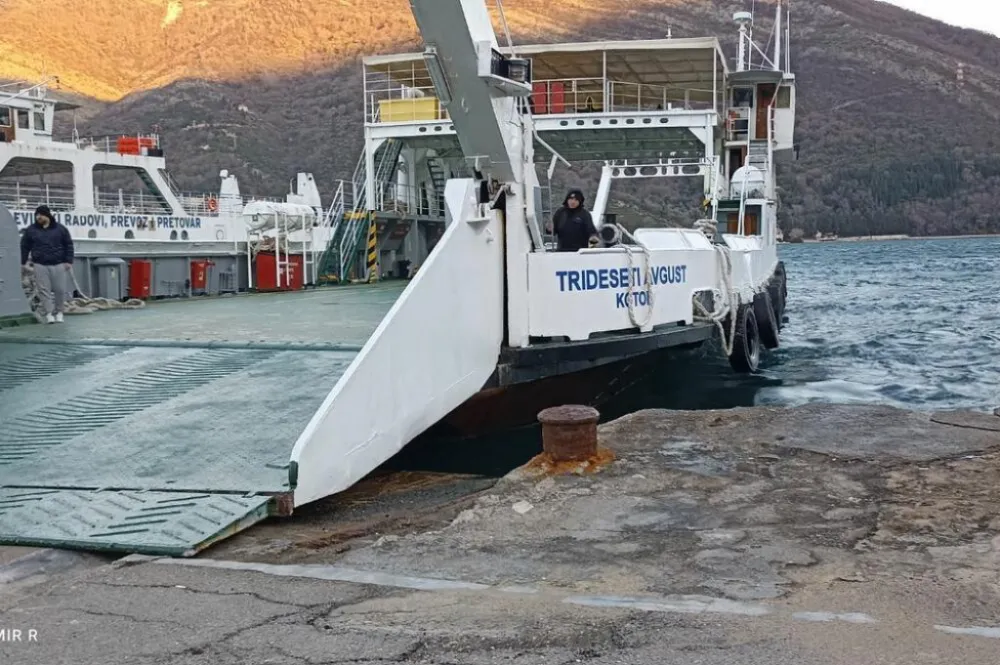 трајект Тридесети август