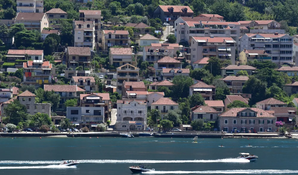 Turizam, turizam 2022, turizam2022, boka kotorska, prcanj, turisti, more, ljeto 2022, ljeto2022, sunce, vrucina