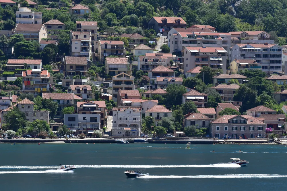 Turizam, turizam 2022, turizam2022, boka kotorska, prcanj, turisti, more, ljeto 2022, ljeto2022, sunce, vrucina