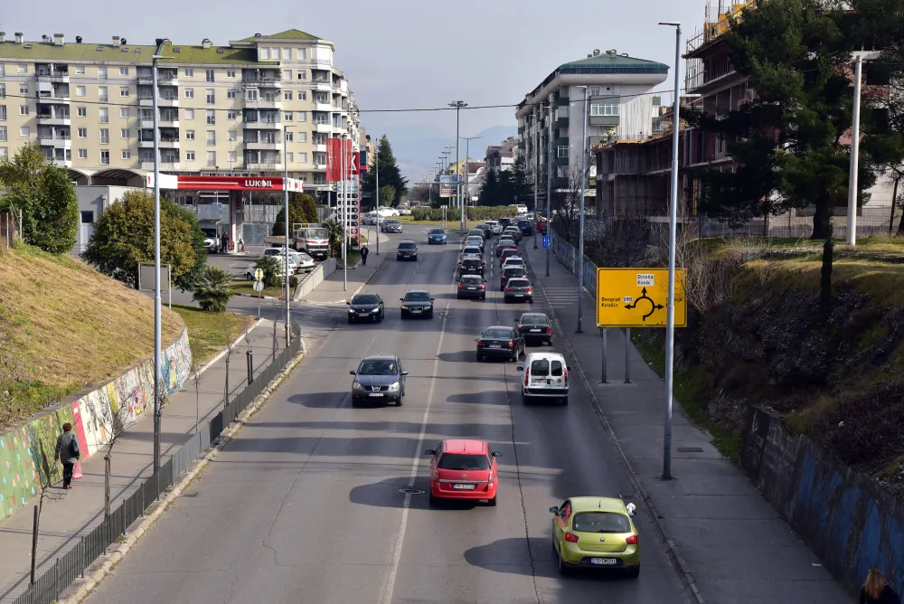 Podgorica 2023, Podgorica, Stari aerodrom, saobracaj, saobracajne guzve, automobili, nadvoznjak, podvoznjak,