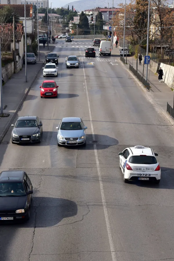 Podgorica 2023, Podgorica, Stari aerodrom, saobracaj, saobracajne guzve, automobili, nadvoznjak, podvoznjak,