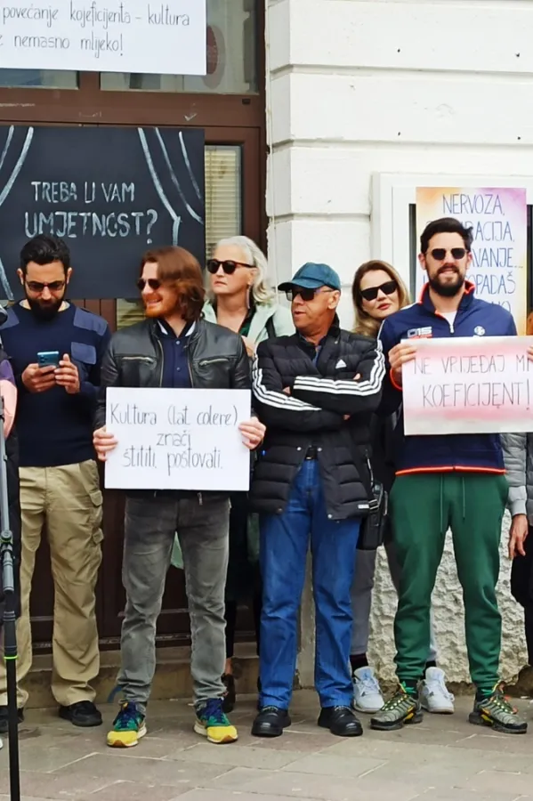 Da li su umjetnici ptorevni dru&scaron;tvu, pitaju se &scaron;trajkači