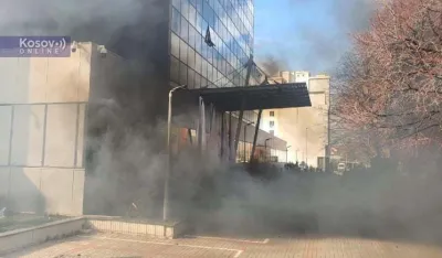 (VIDEO) Pri&scaron;tina: Bačene dimne bombe na zgradu Vlade, protest zbog sporazuma