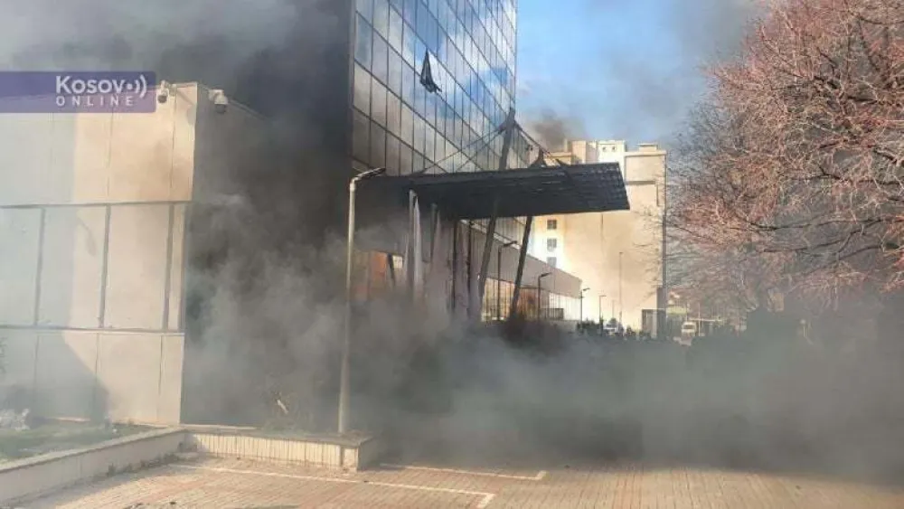 (VIDEO) Pri&scaron;tina: Bačene dimne bombe na zgradu Vlade, protest zbog sporazuma