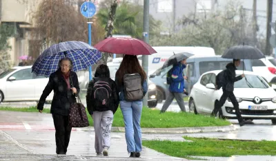 Kisa, vrijeme, nevrijeme, padavine, vremenska prognoza, ulica, grad, ljudi, meteorologioja, meteo, kisobran, kisobrani, zima, jesen