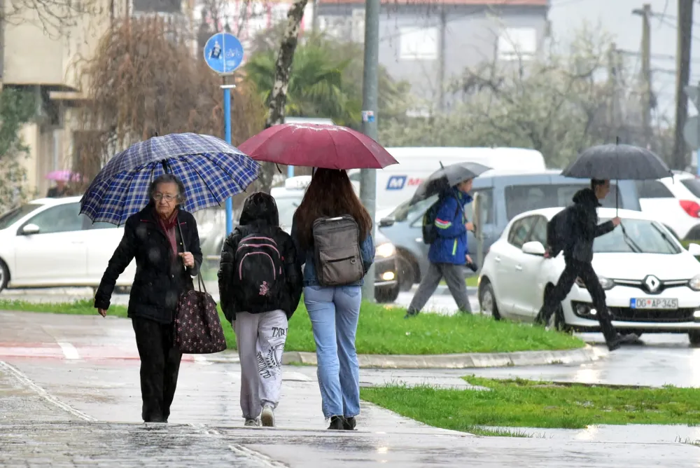 Kisa, vrijeme, nevrijeme, padavine, vremenska prognoza, ulica, grad, ljudi, meteorologioja, meteo, kisobran, kisobrani, zima, jesen