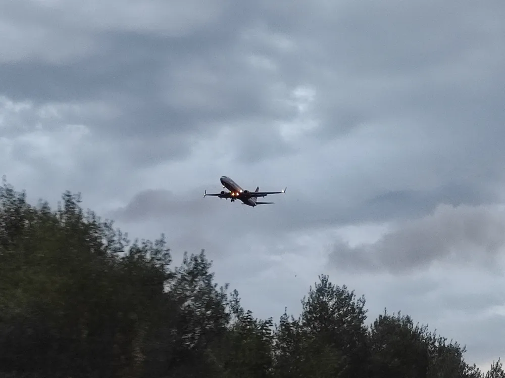 Avion na relaciji Split-Rim vraćen na pistu