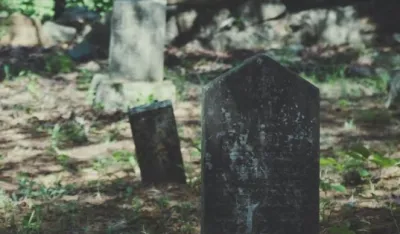 Mu&scaron;karac iskopao majčin le&scaron; iz groba: Držao ga 13 godina na kauču