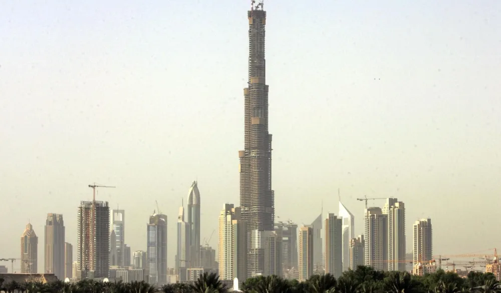 Mesto: Dubai<br>Datum: 17.08.2007<br>Dogadjaj: GRAĐEVINARSTVO - u Dubaiju je u toku izgradnja najvie zgrade na svetu koja bi trebalo da bude zavrena sledeće godine. Zgrada je trenutno izrgrađena do 145. sprata i visoka je 531,3 metra<br>Licnosti: 