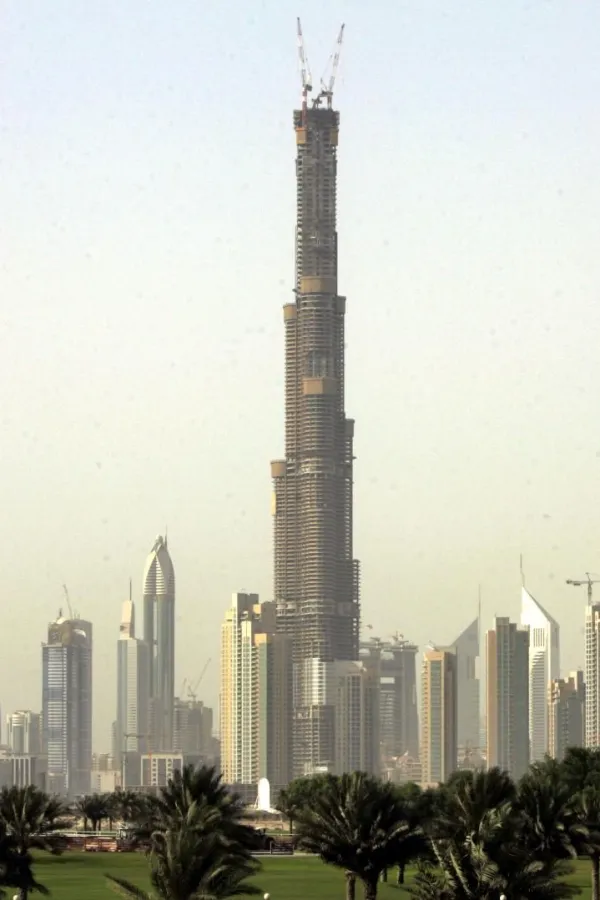 Mesto: Dubai<br>Datum: 17.08.2007<br>Dogadjaj: GRAĐEVINARSTVO - u Dubaiju je u toku izgradnja najvie zgrade na svetu koja bi trebalo da bude zavrena sledeće godine. Zgrada je trenutno izrgrađena do 145. sprata i visoka je 531,3 metra<br>Licnosti: 