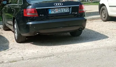 sluzbeno vozilo direktora Fonda PIO Ranka Aligrudica ispred zrade u kojoj stanuje u Baru