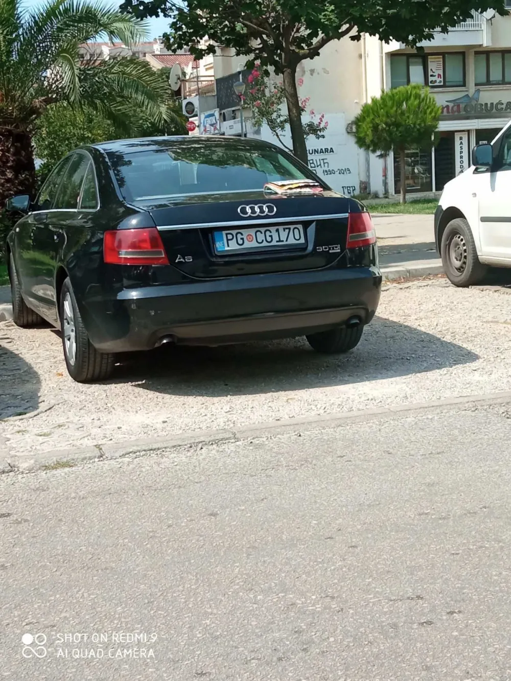 sluzbeno vozilo direktora Fonda PIO Ranka Aligrudica ispred zrade u kojoj stanuje u Baru