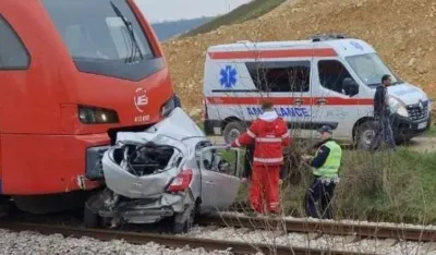 (FOTO) Voz udario automobil kod Valjeva, stradala žena