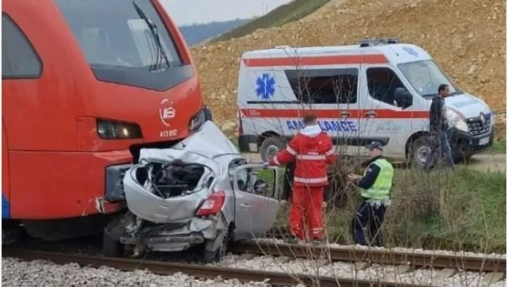 (FOTO) Voz udario automobil kod Valjeva, stradala žena