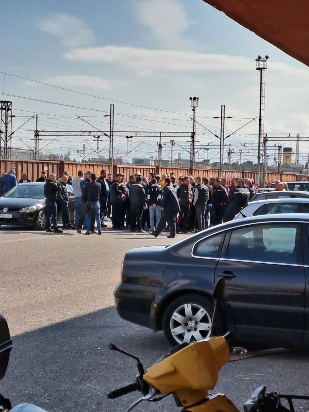 Радници се окупили код Поште