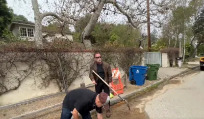 &Scaron;varceneger sam zakrpio rupu na putu