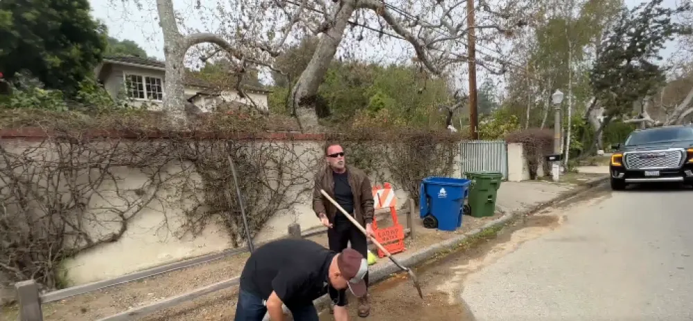 &Scaron;varceneger sam zakrpio rupu na putu