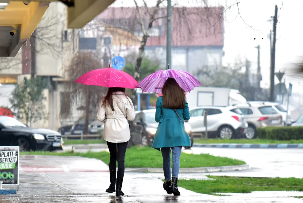 Kisa, vrijeme, nevrijeme, padavine, vremenska prognoza, ulica, grad, ljudi, meteorologioja, meteo, kisobran, kisobrani, zima, jesen