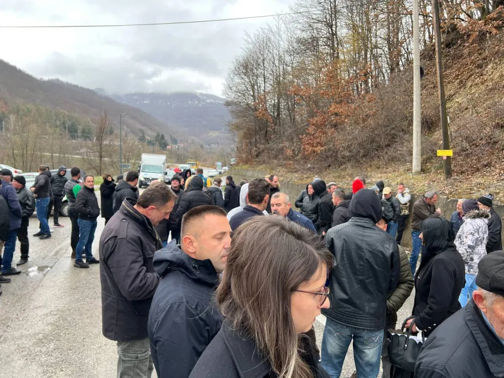Мјештани Поткомовља у знак протеста у понедјељак блокирали пут Беране -Плав 