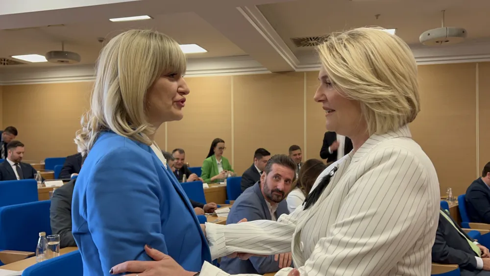 Sjednica Glavnog Grada, Olivera Injac i Jelena Borovinić Bojović