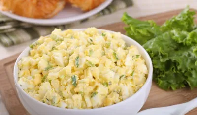 Uskr&scaron;nja salata sa kuvanim jajima