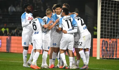 epa10490744 Players of Napoli celebrate after scoring the 0-1 goal during the Italian serie A soccer match between Empoli FC and SSC Napoli, in Empoli, Italy, 25 February 2023. EPA-EFE/CLAUDIO GIOVANNINI