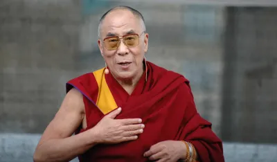 (VIDEO) Dalaj Lama dodirivao Lejdi Gagu: Isplivao kontroverzni snimak