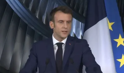 (VIDEO) Makron pjevao nakon TV obraćanja o penzionoj reformi