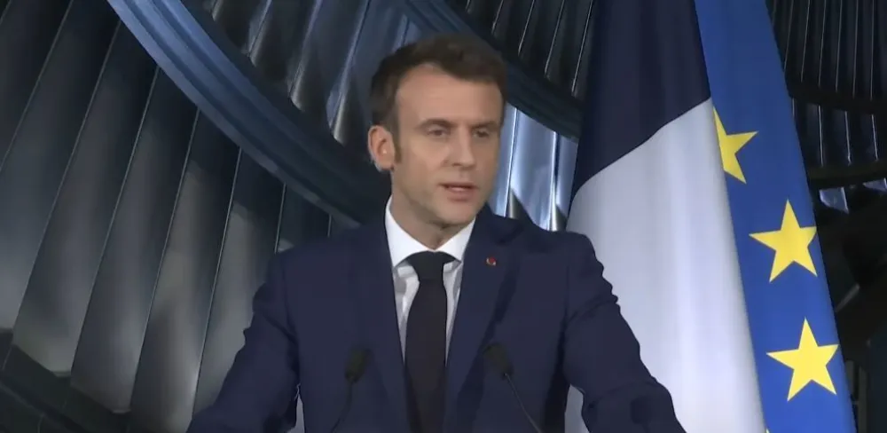 (VIDEO) Makron pjevao nakon TV obraćanja o penzionoj reformi