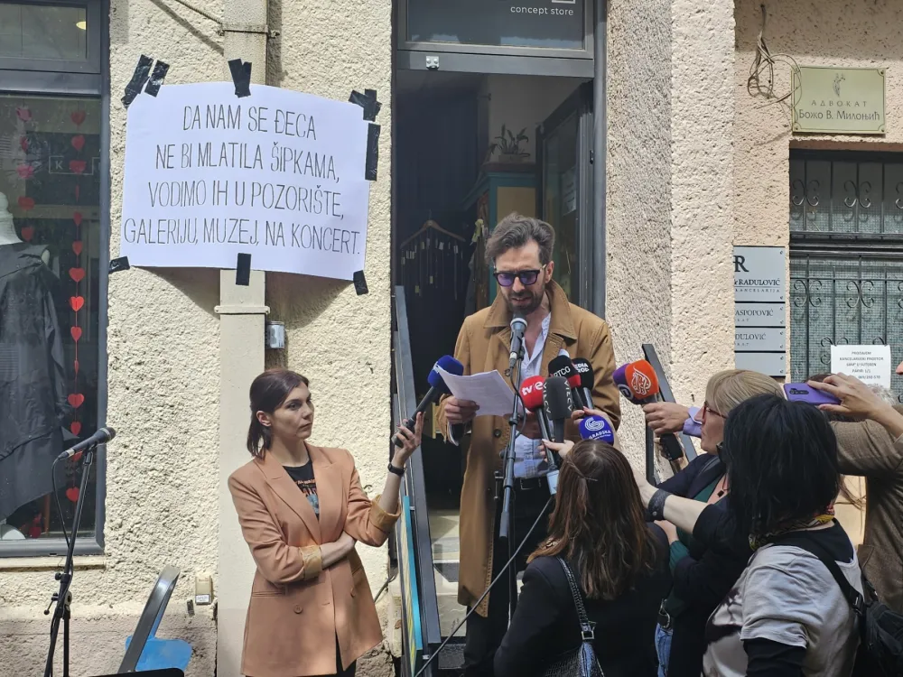 Protestni skup umjetnika, pod nazivom MI SMO KULTURA