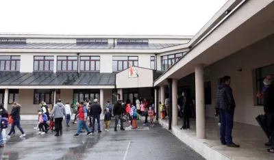 Јуче испред ОШ Ловћенски партизански одред" (фото: Цетињски лист)