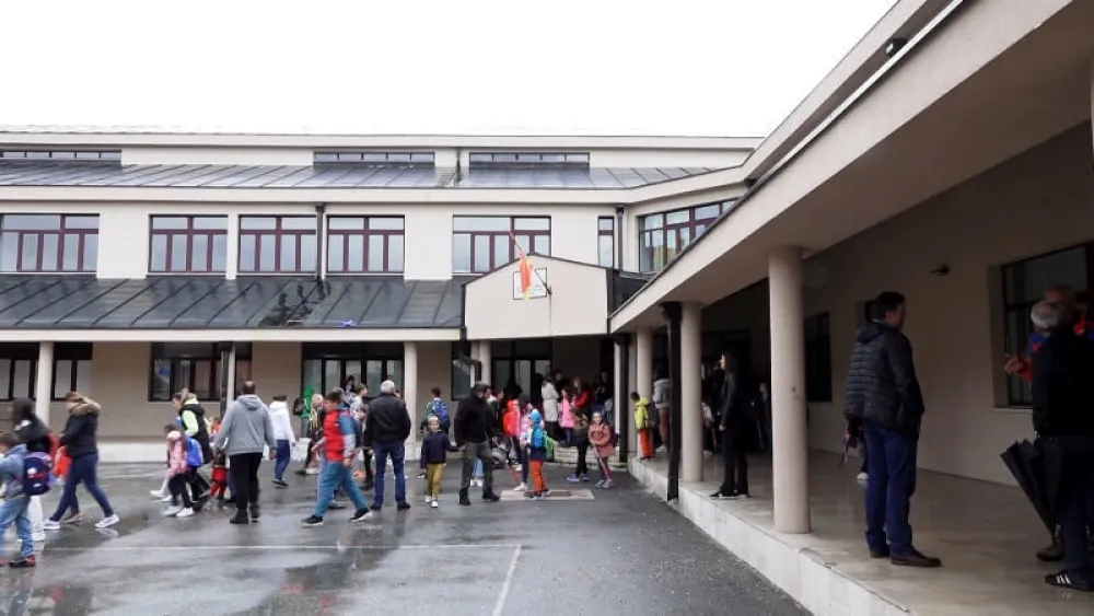 Јуче испред ОШ Ловћенски партизански одред" (фото: Цетињски лист)