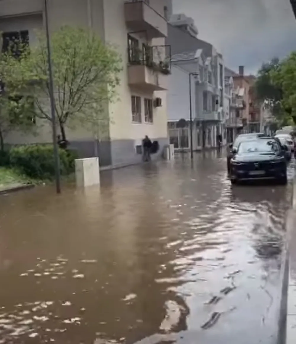 (VIDEO/FOTO) Pljusak i grad u Podgorici: Poplavljena Hercegovačka ulica