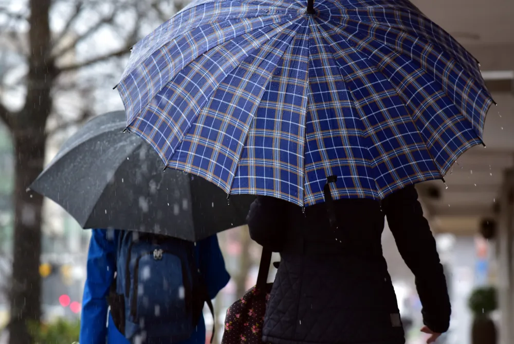 Kisa, vrijeme, nevrijeme, padavine, vremenska prognoza, ulica, grad, ljudi, meteorologioja, meteo, kisobran, kisobrani, zima, jesen