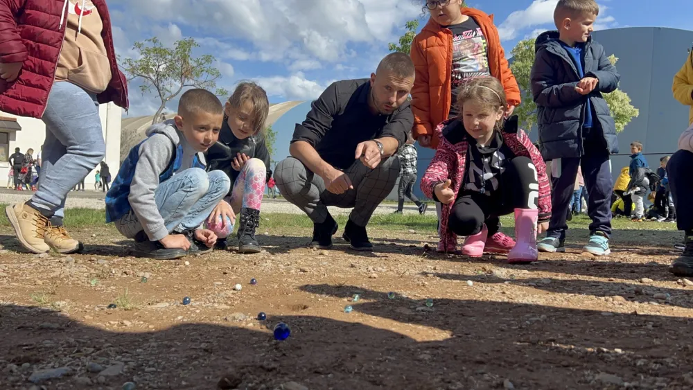 (VIDEO) &bdquo;Klikeriјada&rdquo; u O&Scaron; &bdquo;Pavle Rovinski&rdquo;: Klikeri ne idu u zaborav
