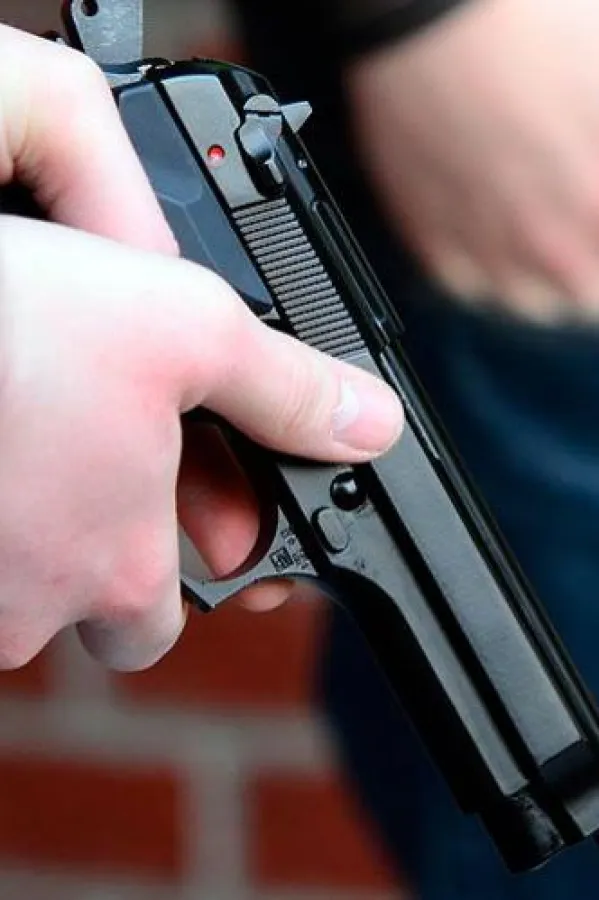 priveden zbog pistolja