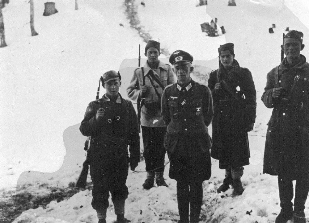Група бораца II пролетерске бригаде са заробљеним њемачким мајором А. Штрекером, 1943. (ФОТО: ВИКИПЕДИЈА)
