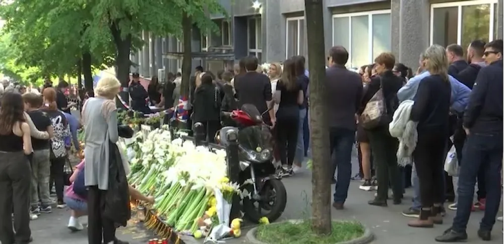 Beograđani odaju počast stradalim u O&Scaron; "Vladislav Ribnikar"