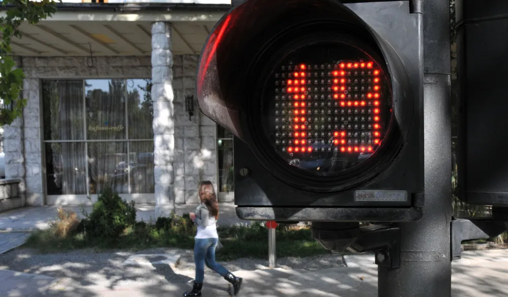 Nova Por&scaron;eova tehnologija će se pobrinuti da vozači ne prolaze kroz crveno svjetlo