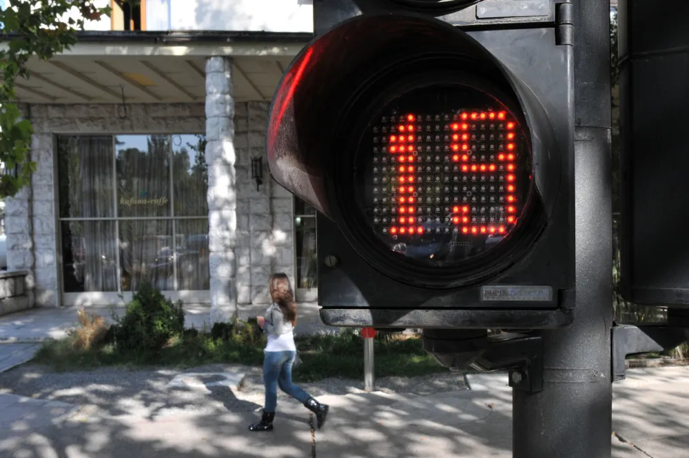 Nova Por&scaron;eova tehnologija će se pobrinuti da vozači ne prolaze kroz crveno svjetlo