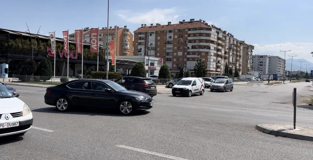 (VIDEO) Stručnjaci: Semafor bi smanjio broј udesa na raskrsnici Zmaј Јovine i Ulice Јosipa Broza Tita