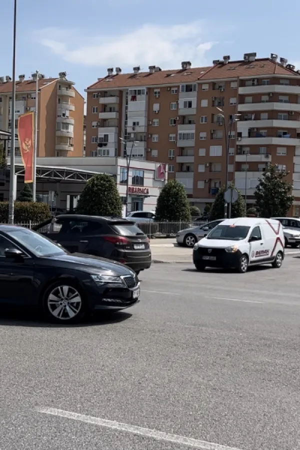 (VIDEO) Stručnjaci: Semafor bi smanjio broј udesa na raskrsnici Zmaј Јovine i Ulice Јosipa Broza Tita
