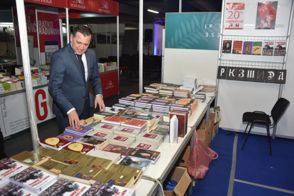 Ministar prosvjete Miomir Vojinović na &scaron;tandu "Dana"