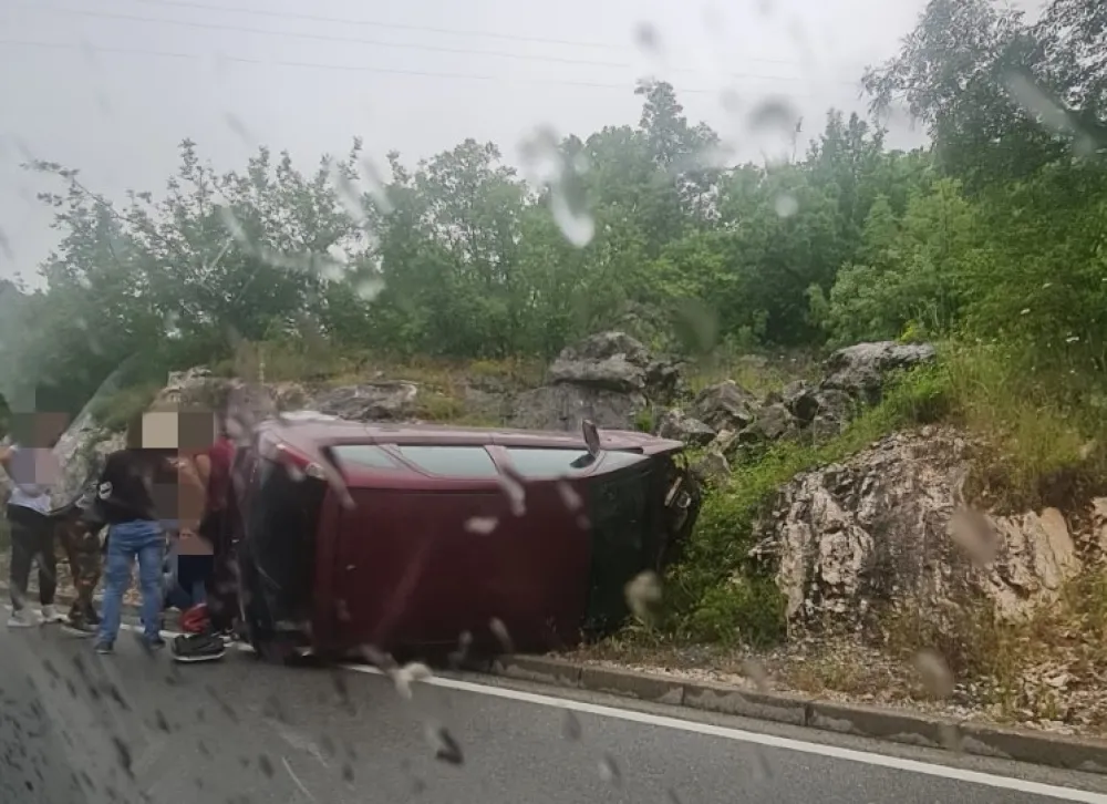 (FOTO) Udes na putu Podgorica-Cetinje: Povrijeđene četiri osobe