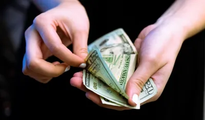 Dolar ojačao prema korpi valuta