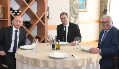 Vučić sa Mandićem i Kneževićem
